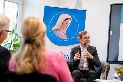 EB Grünwidl bei einer Livesendung Radio Maria / Erzdiözese Wien/ Schönlaub, Stephan Schönlaub EB Grünwidl bei einer Livesendung Radio Maria