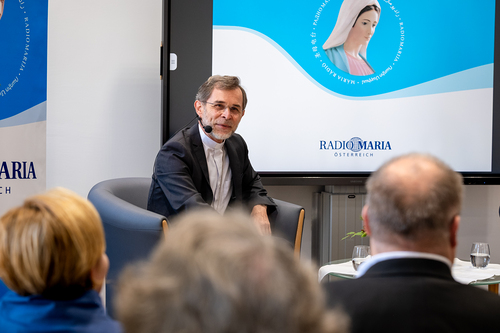 EB Grünwidl bei einer Livesendung Radio Maria / Erzdiözese Wien/ Schönlaub, Stephan Schönlaub EB Grünwidl bei einer Livesendung Radio Maria