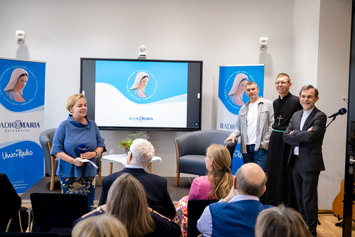 EB Grünwidl bei einer Livesendung Radio Maria / Erzdiözese Wien/ Schönlaub, Stephan Schönlaub EB Grünwidl bei einer Livesendung Radio Maria