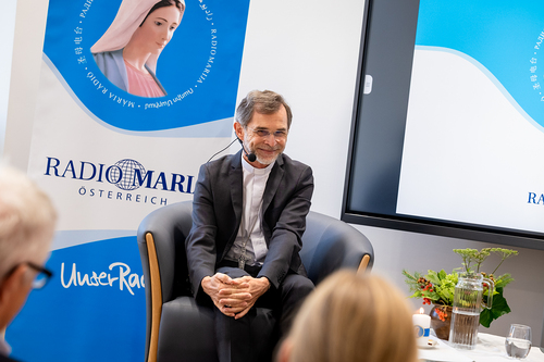 EB Grünwidl bei einer Livesendung Radio Maria / Erzdiözese Wien/ Schönlaub, Stephan Schönlaub EB Grünwidl bei einer Livesendung Radio Maria